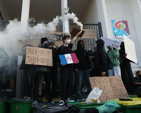 New French Prime Minister Faces Intense Pressure as Countrywide Strikes Disrupt Education and Transport